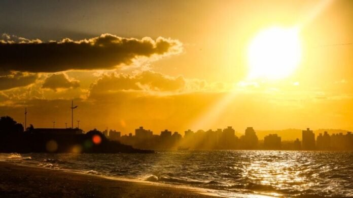na-sexta-feira-de-“veranico”-tera-sol-entre-poucas-nuvens-e-calor-a-tarde-em-sc
