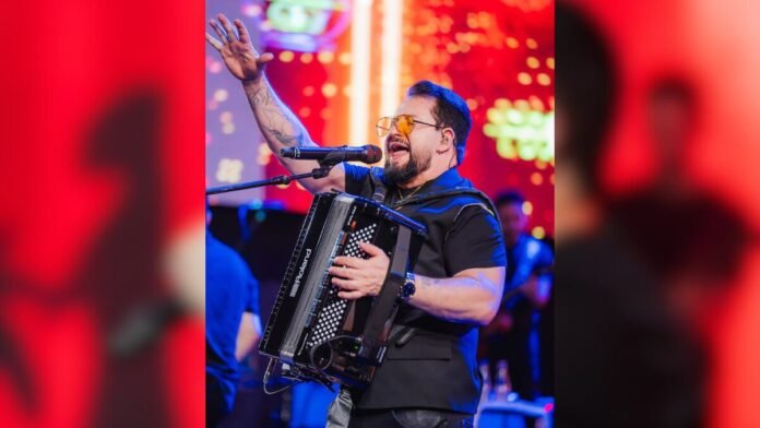 o-medico-revela-os-riscos-de-cair-do-cantor-de-marrone-durante-o-show:-“muito-serio”