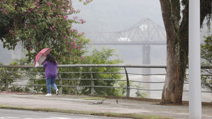 domingo-sera-uma-mudanca-no-tempo-com-a-frente-fria-para-sc